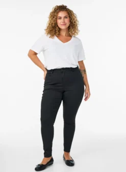 Amy High-Waist Jeans in Schwarz