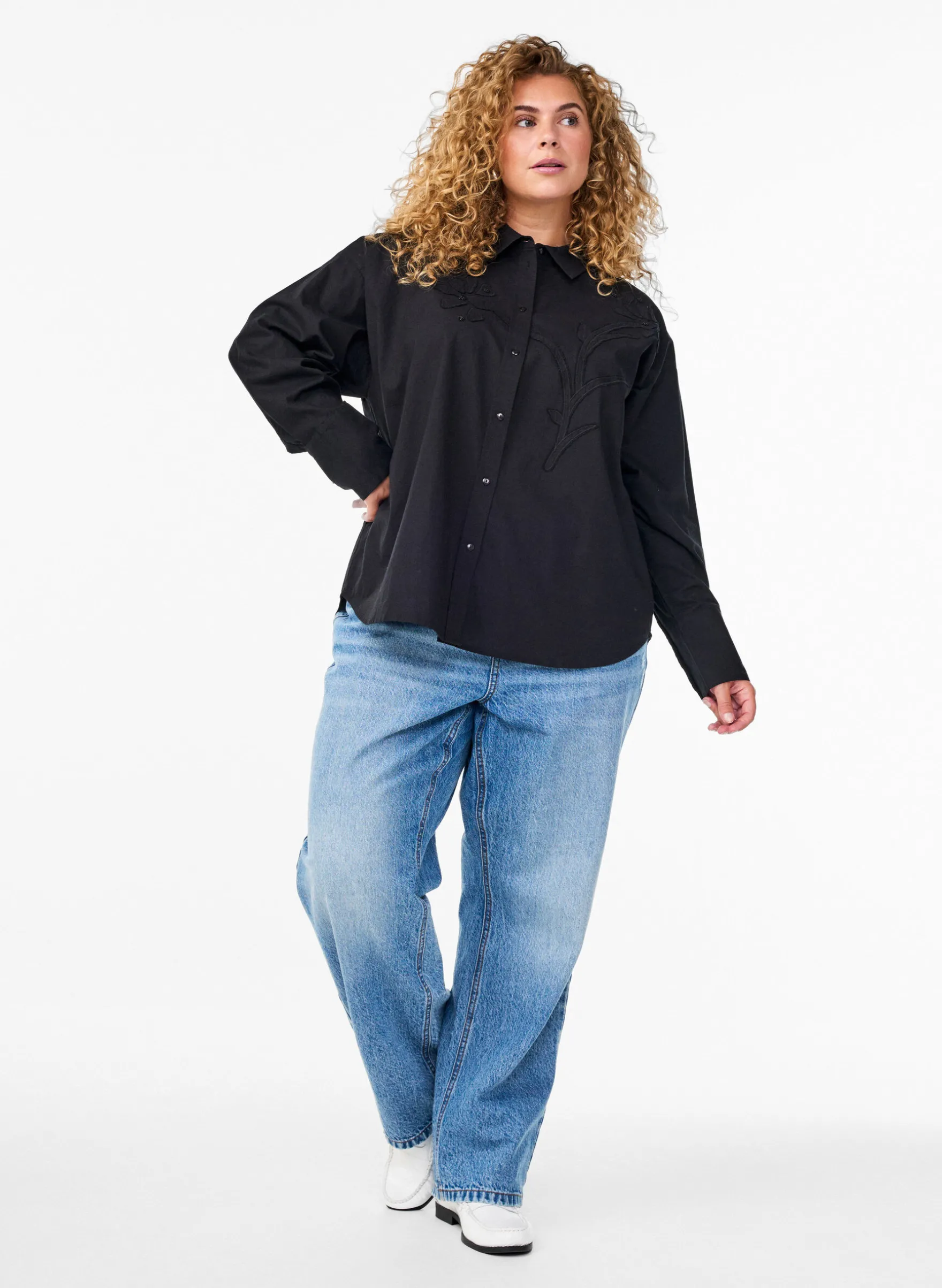 Baumwollbluse mit Ton-in-Ton-Blumenstickerei