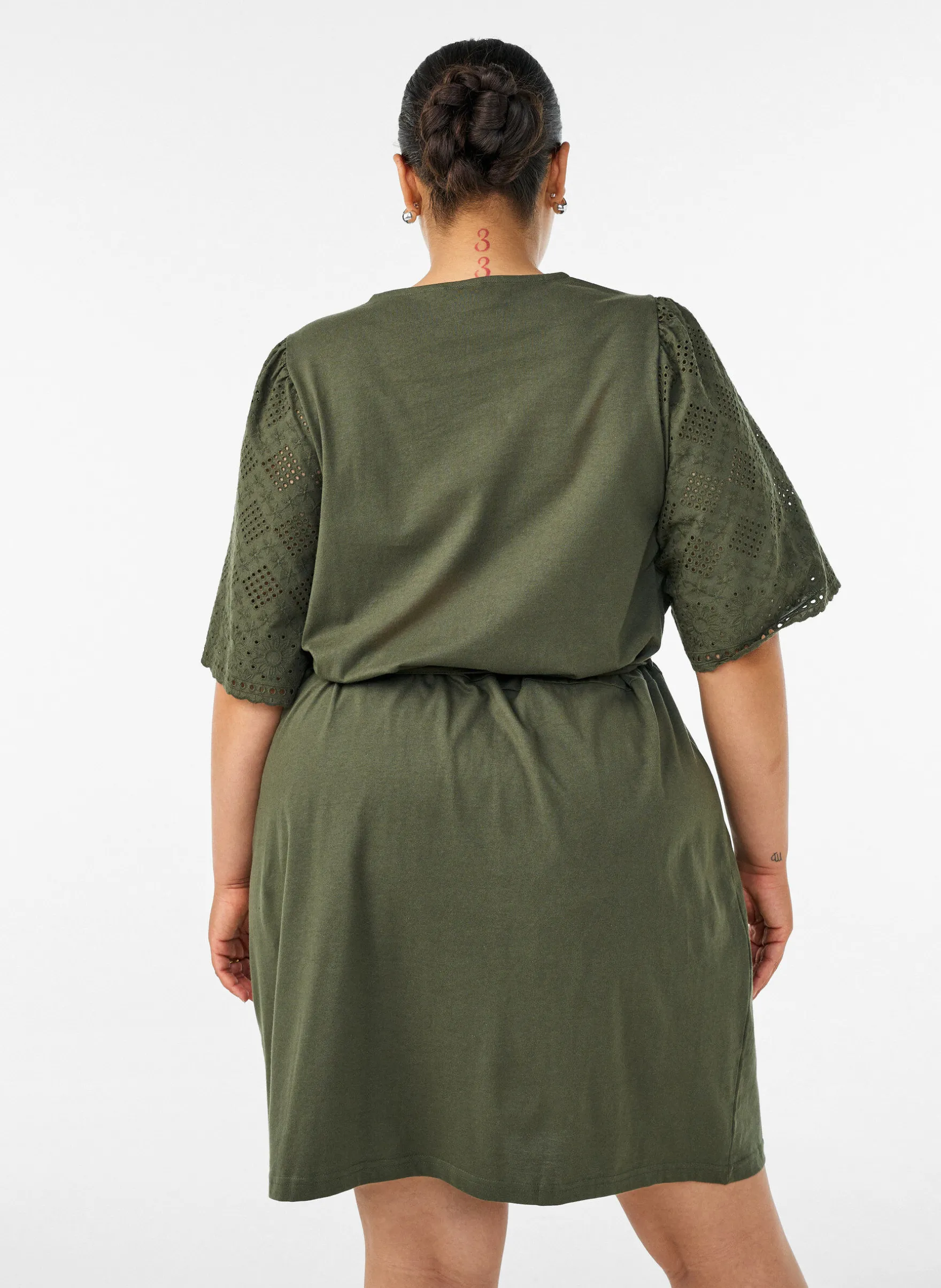 Baumwollkleid mit Broderie-Anglaise-Ärmeln und Bindegürtel