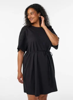 Baumwollkleid mit Broderie-Anglaise-Ärmeln und Bindegürtel