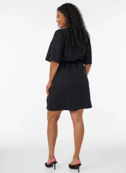 Baumwollkleid mit Broderie-Anglaise-Ärmeln und Bindegürtel