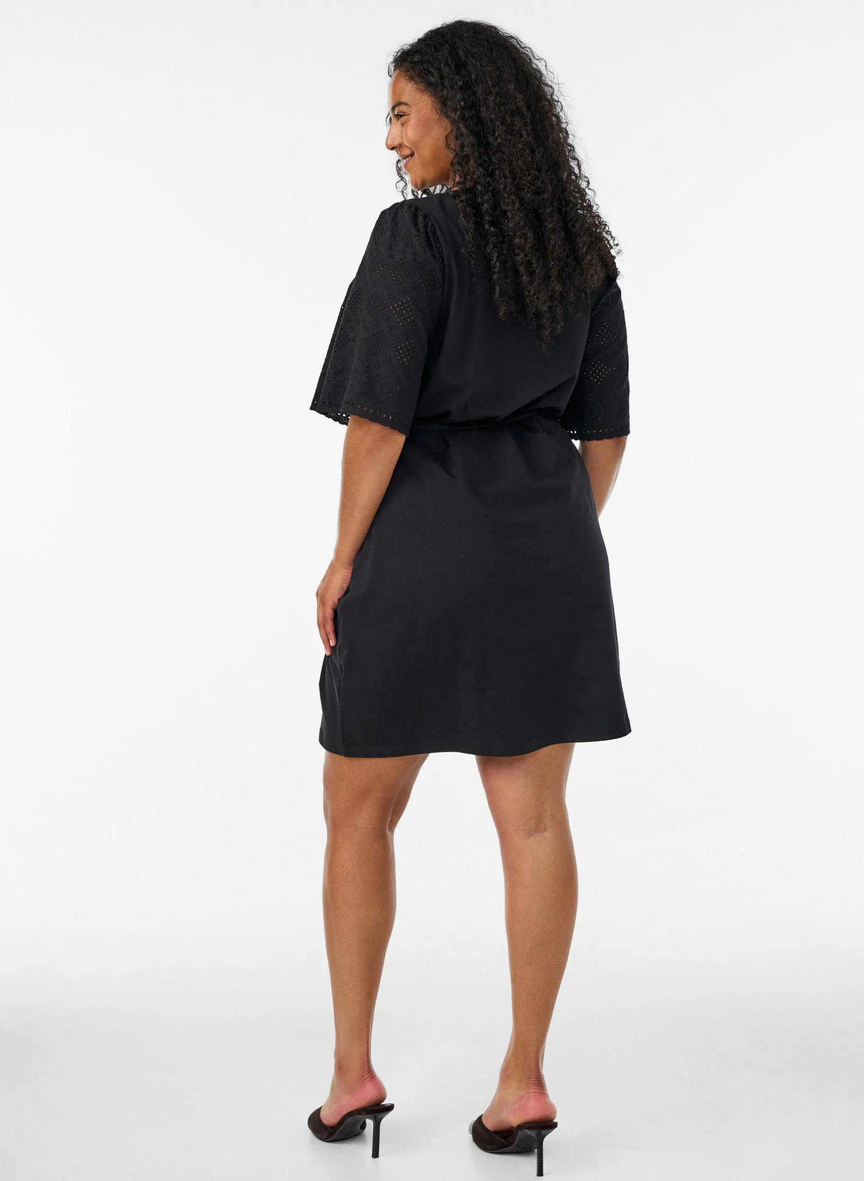 Baumwollkleid mit Broderie-Anglaise-Ärmeln und Bindegürtel