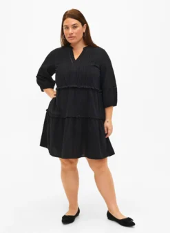 Baumwollkleid mit 3/4-Ärmeln und Rüschen
