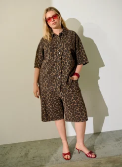 Bermuda Shorts aus Denim mit Leopardenmuster
