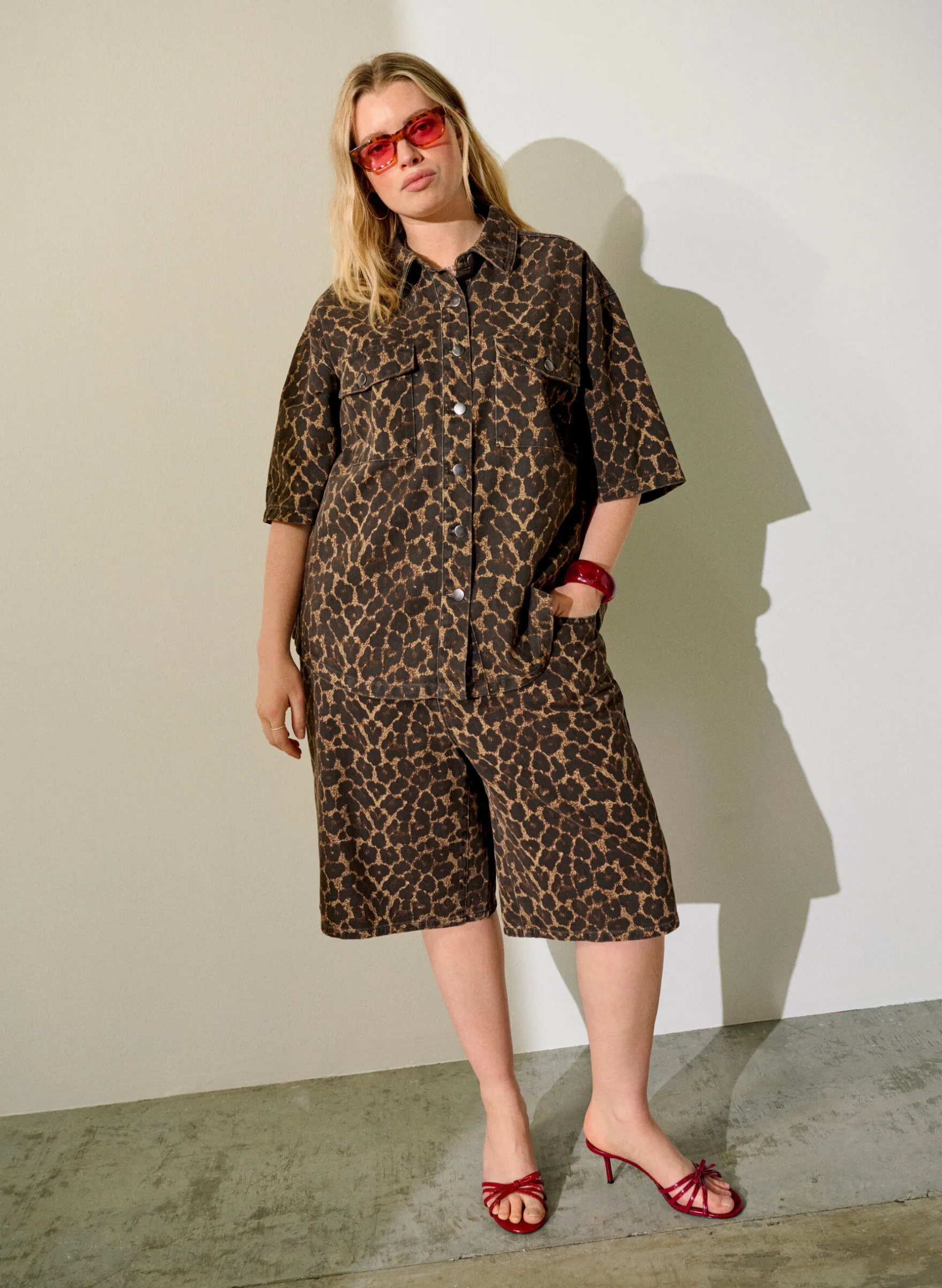 Bermuda Shorts aus Denim mit Leopardenmuster