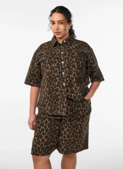 Bermuda Shorts aus Denim mit Leopardenmuster