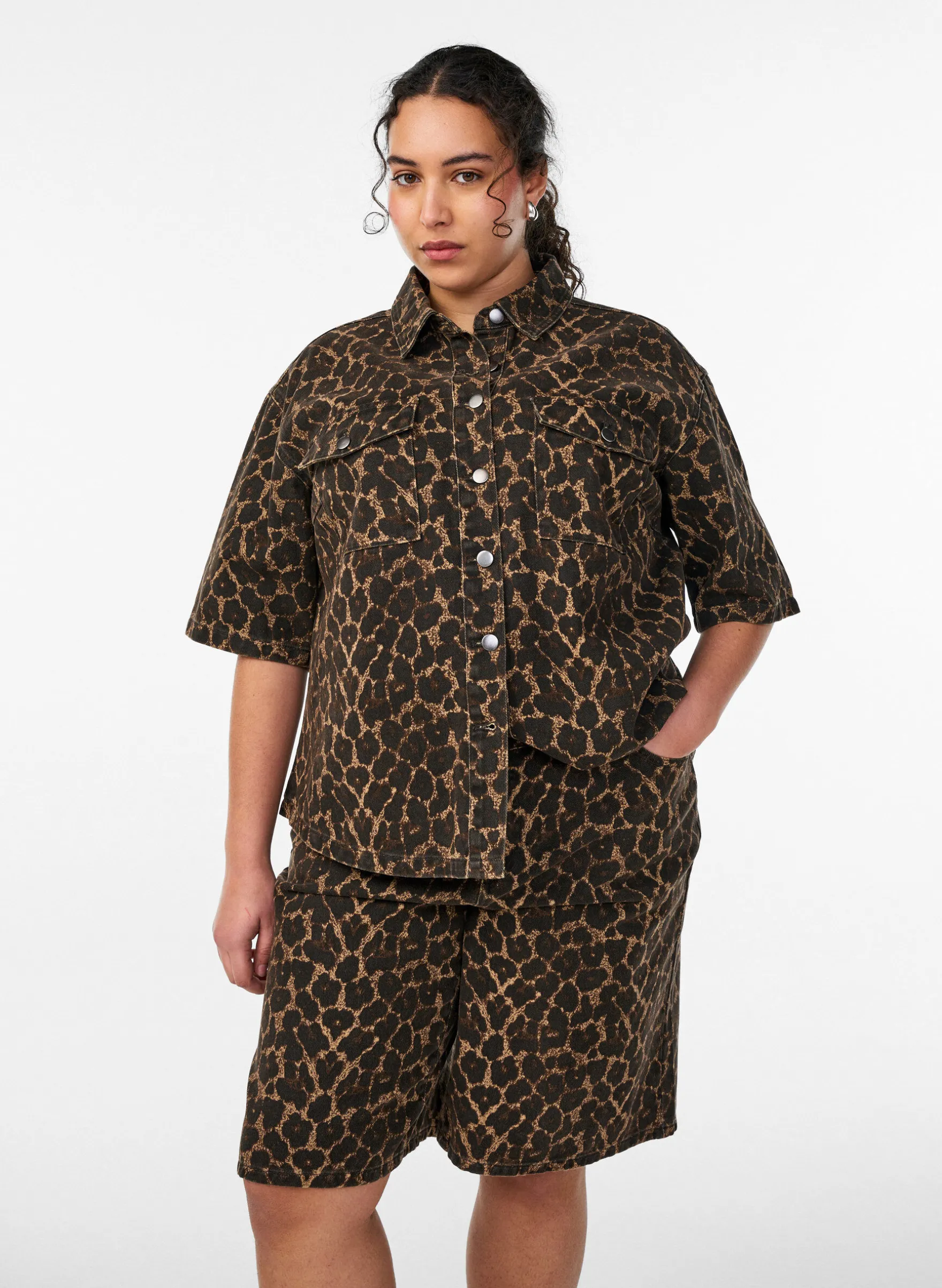 Bermuda Shorts aus Denim mit Leopardenmuster
