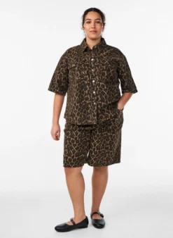 Bermuda Shorts aus Denim mit Leopardenmuster