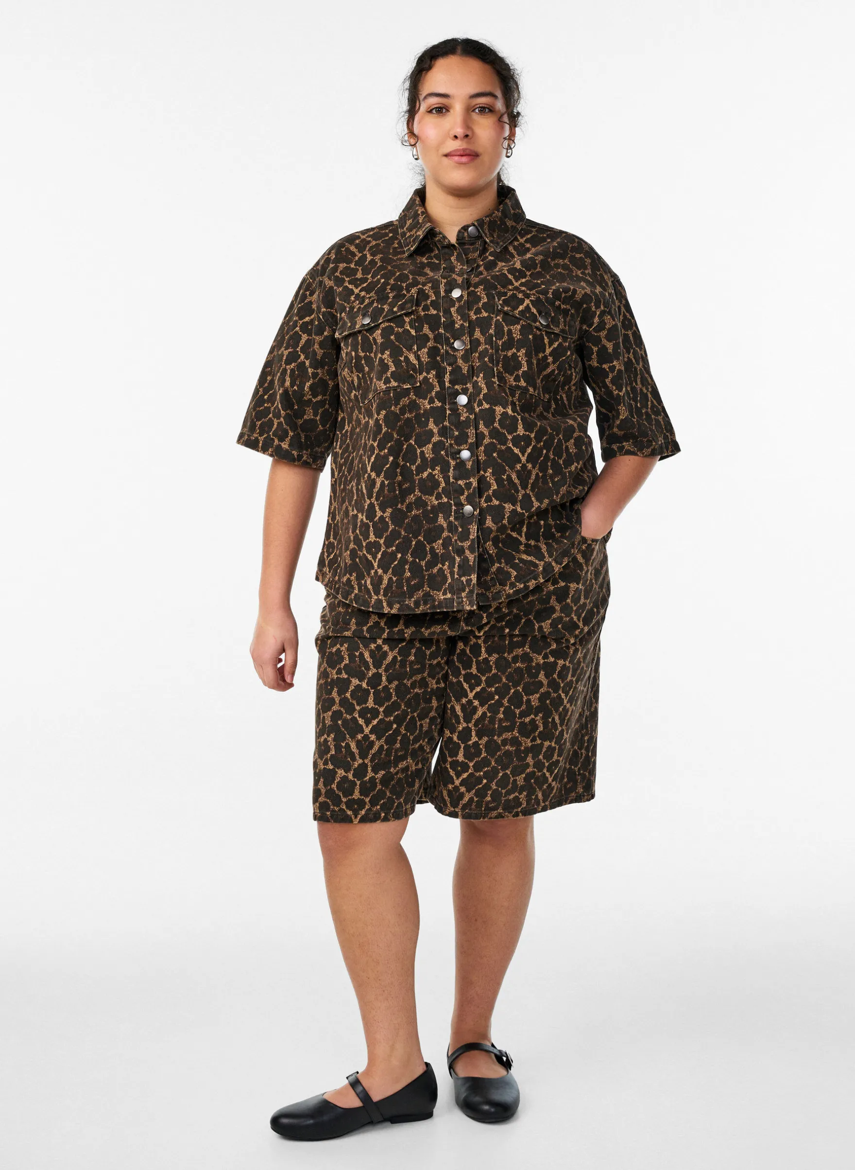 Bermuda Shorts aus Denim mit Leopardenmuster