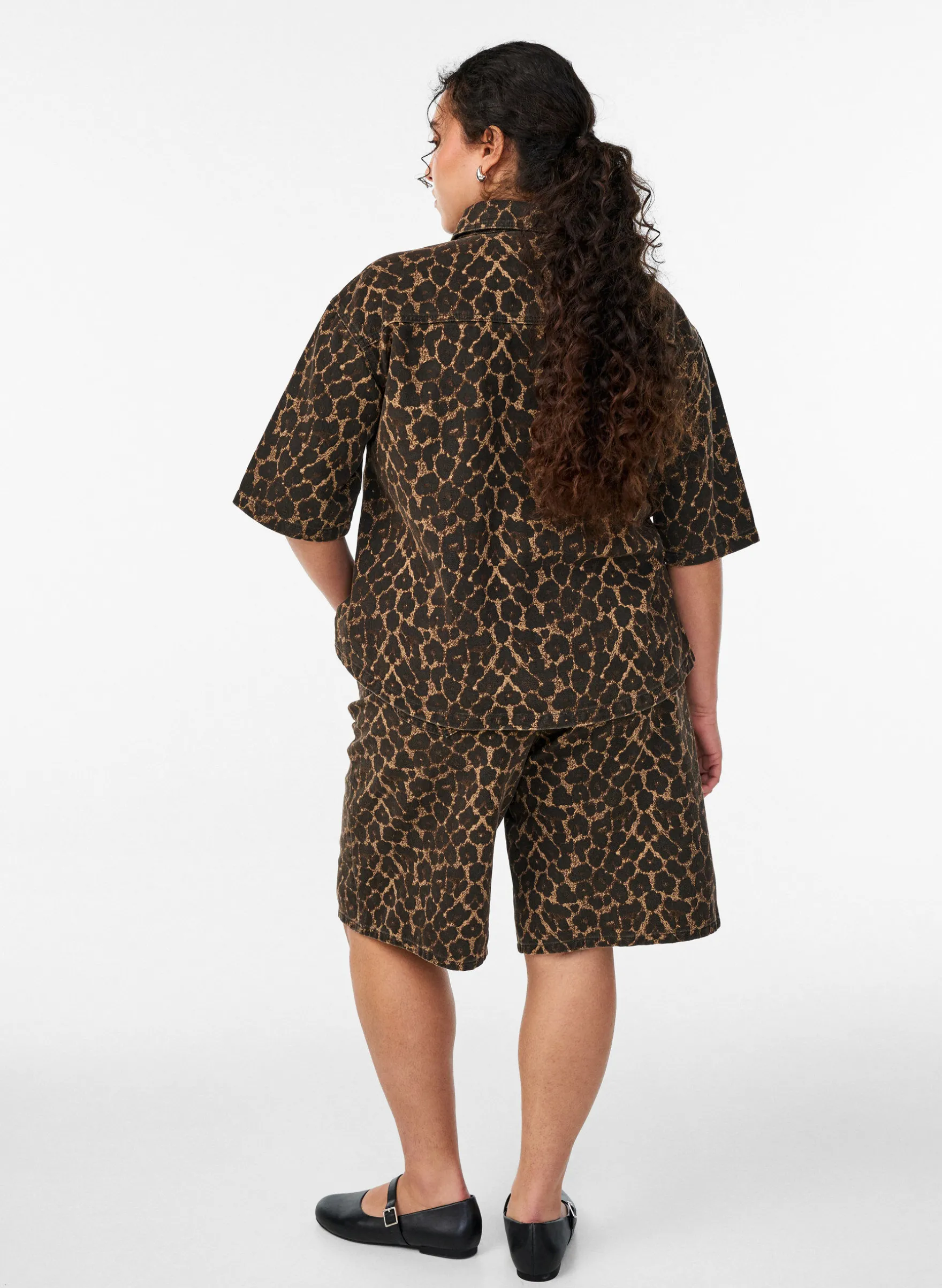 Bermuda Shorts aus Denim mit Leopardenmuster