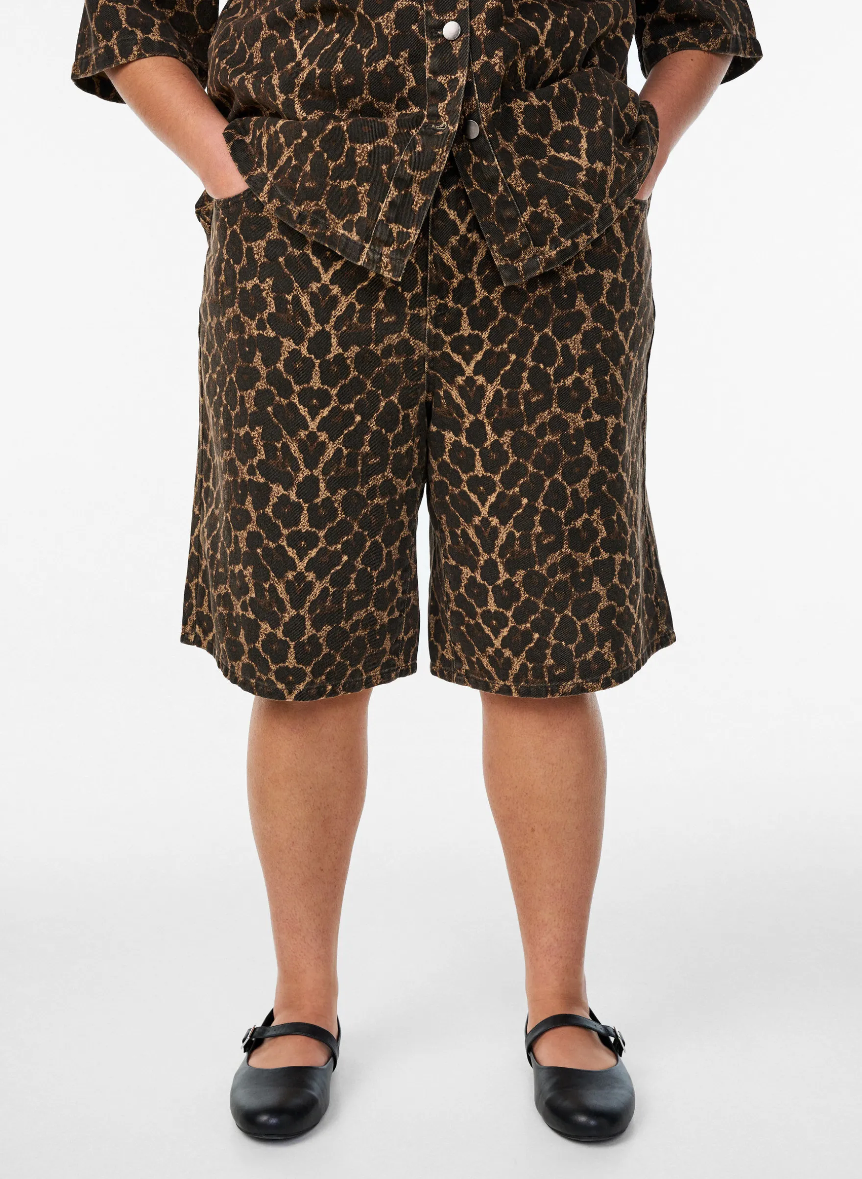 Bermuda Shorts aus Denim mit Leopardenmuster