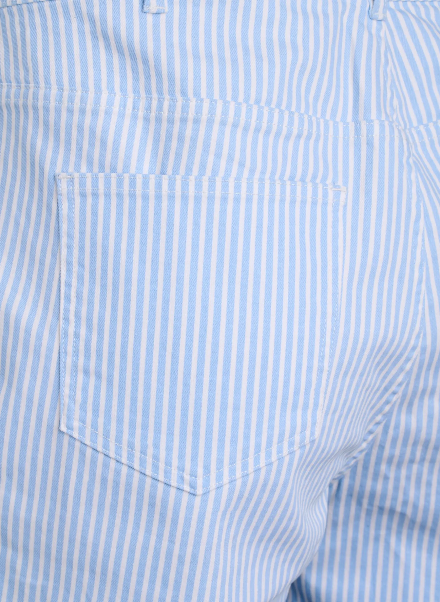 Bermuda-Shorts mit hohem Bund und Streifenmuster