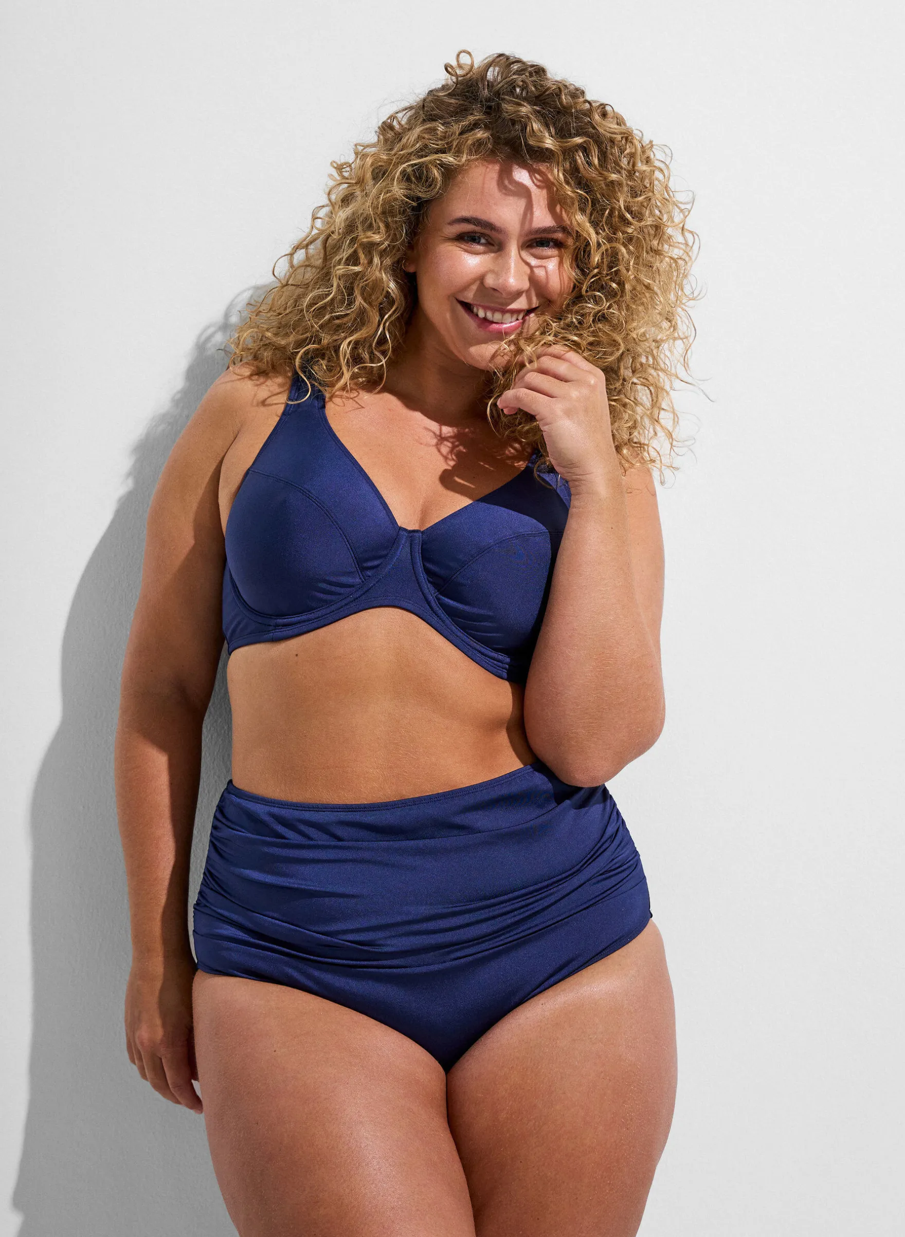 Bikini-Slip mit Drapierung und hoher Taille