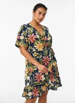 Blumiges Wickelkleid mit kurzen Ärmeln