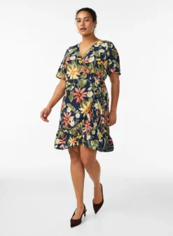 Blumiges Wickelkleid mit kurzen Ärmeln