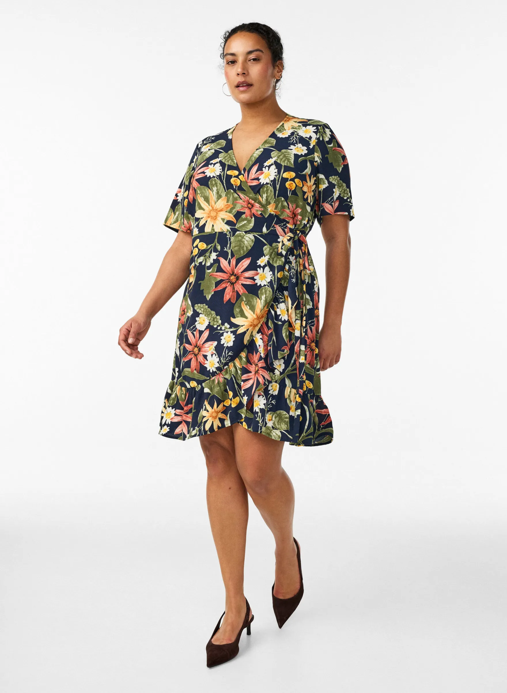 Blumiges Wickelkleid mit kurzen Ärmeln