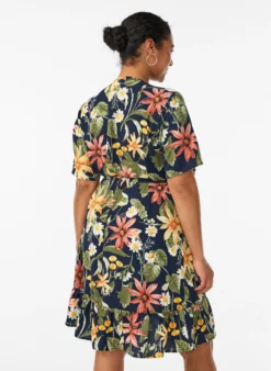 Blumiges Wickelkleid mit kurzen Ärmeln