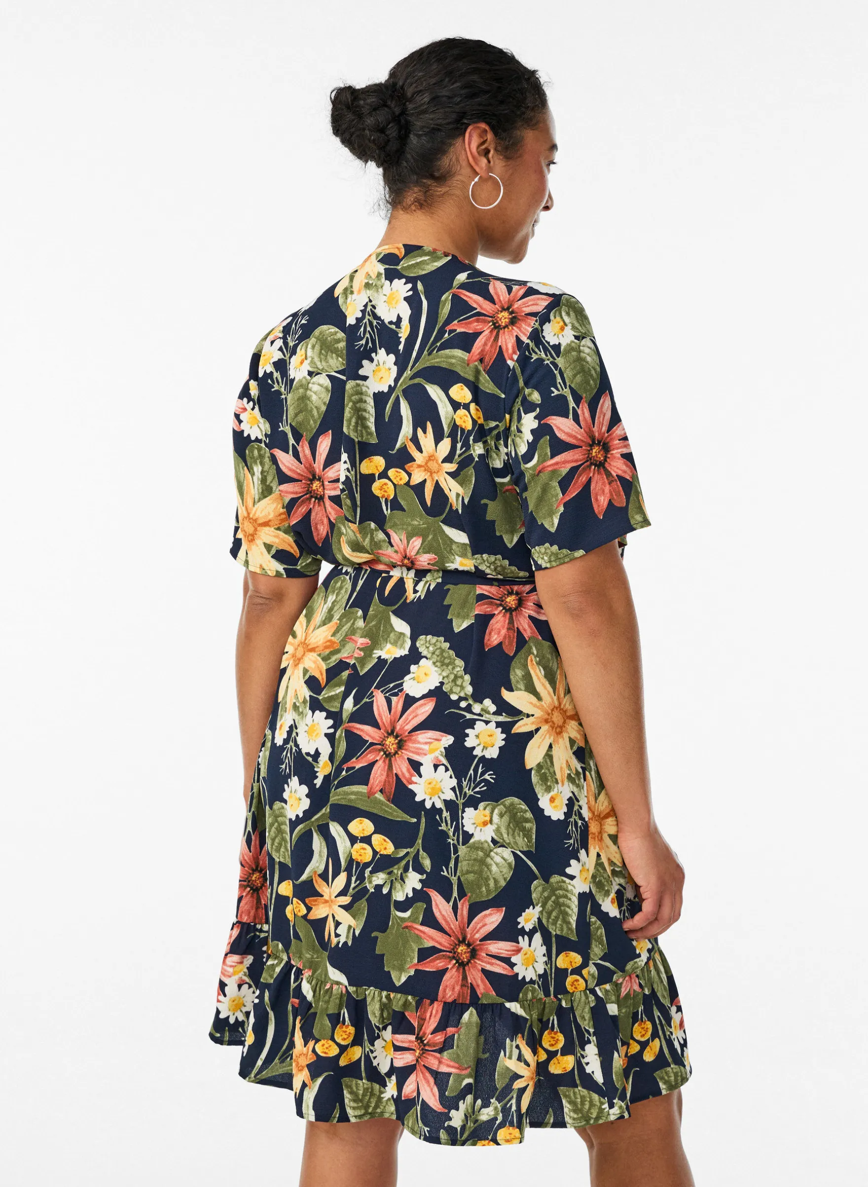 Blumiges Wickelkleid mit kurzen Ärmeln