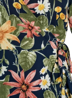 Blumiges Wickelkleid mit kurzen Ärmeln