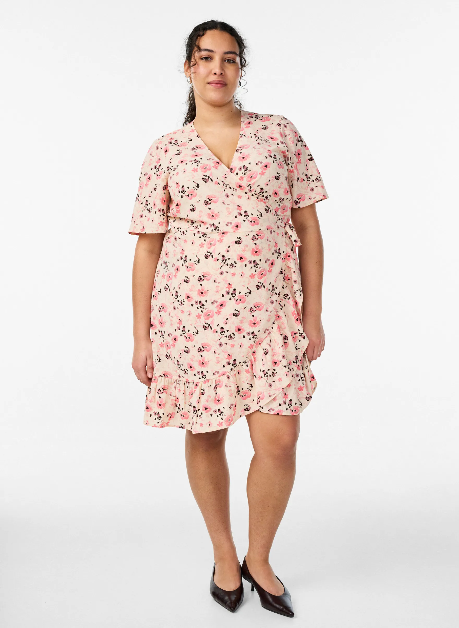 Blumiges Wickelkleid mit kurzen Ärmeln