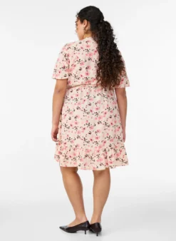 Blumiges Wickelkleid mit kurzen Ärmeln