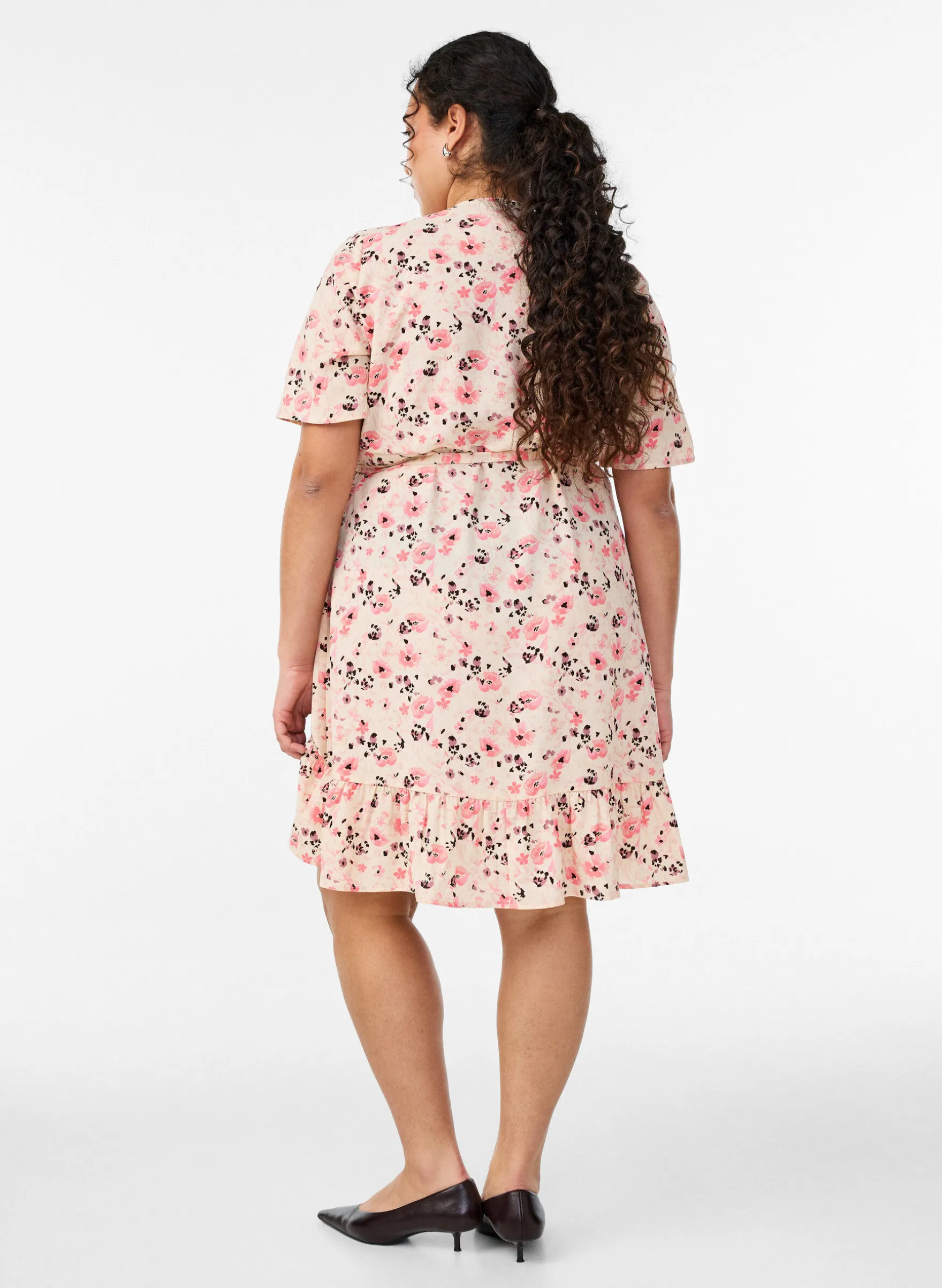 Blumiges Wickelkleid mit kurzen Ärmeln