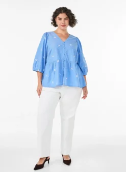 Bluse aus Baumwolle mit gestickten Blumen und Knopfverschluss