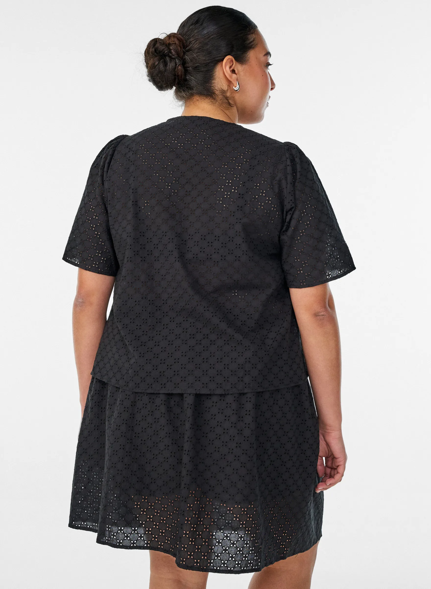 Bluse aus Broderie Anglaise mit Knopfleiste