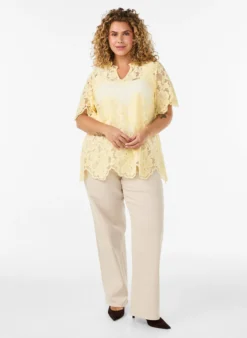 Bluse aus Spitze mit Rüschenkragen und kurzen Ärmeln