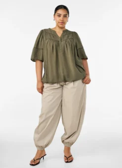 Bluse aus Viskose mit Biesen und Ballonärmeln