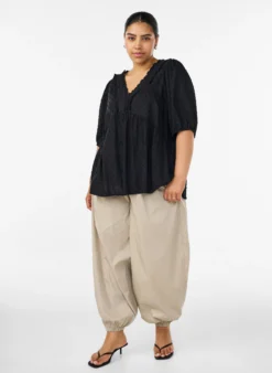 Bluse aus Viskose mit gepunkteter Struktur und V-Ausschnitt