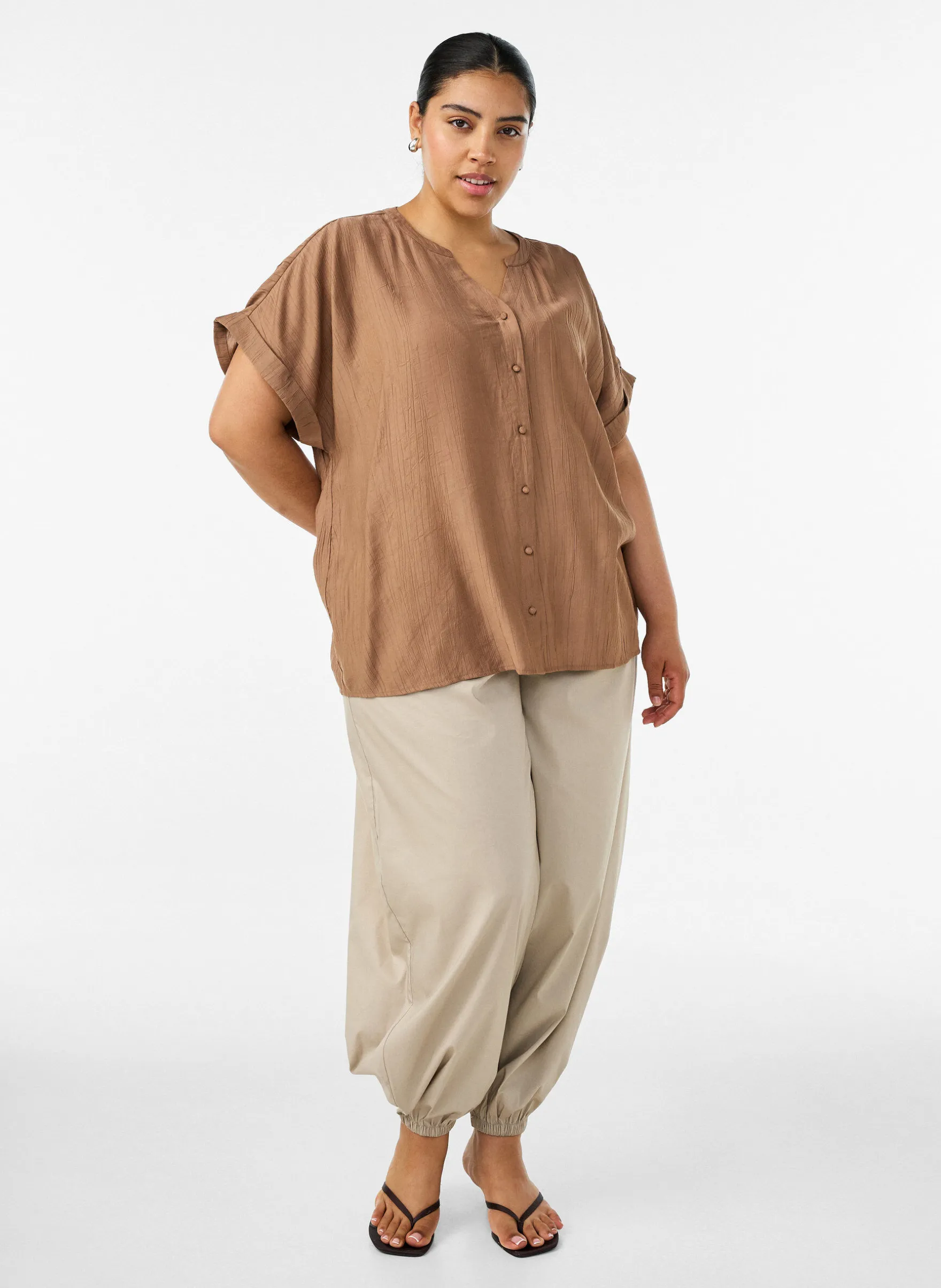 Bluse aus Viskose mit Knöpfen und Struktur