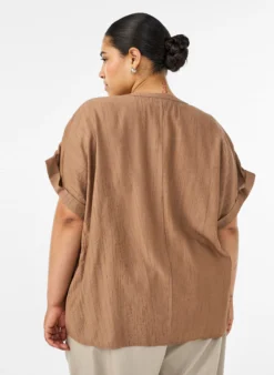 Bluse aus Viskose mit Knöpfen und Struktur