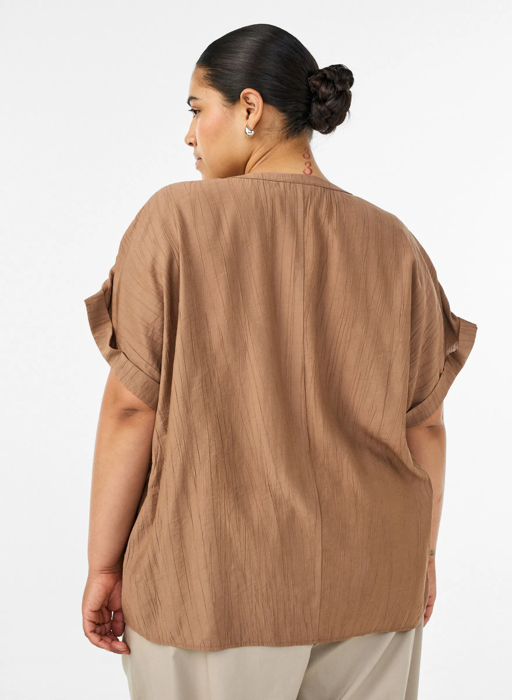 Bluse aus Viskose mit Knöpfen und Struktur