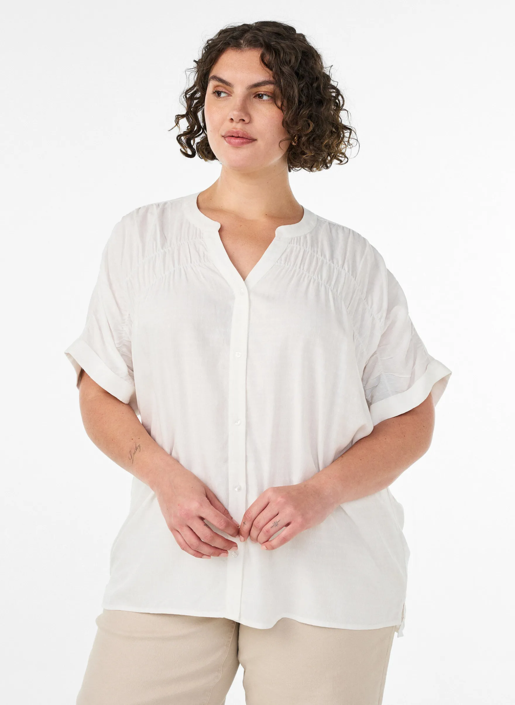 Bluse aus Viskose mit kurzen Ärmeln und Raffdetails
