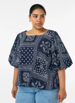 Bluse aus Viskose mit Paisleymuster und Ballonärmeln