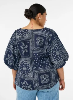 Bluse aus Viskose mit Paisleymuster und Ballonärmeln