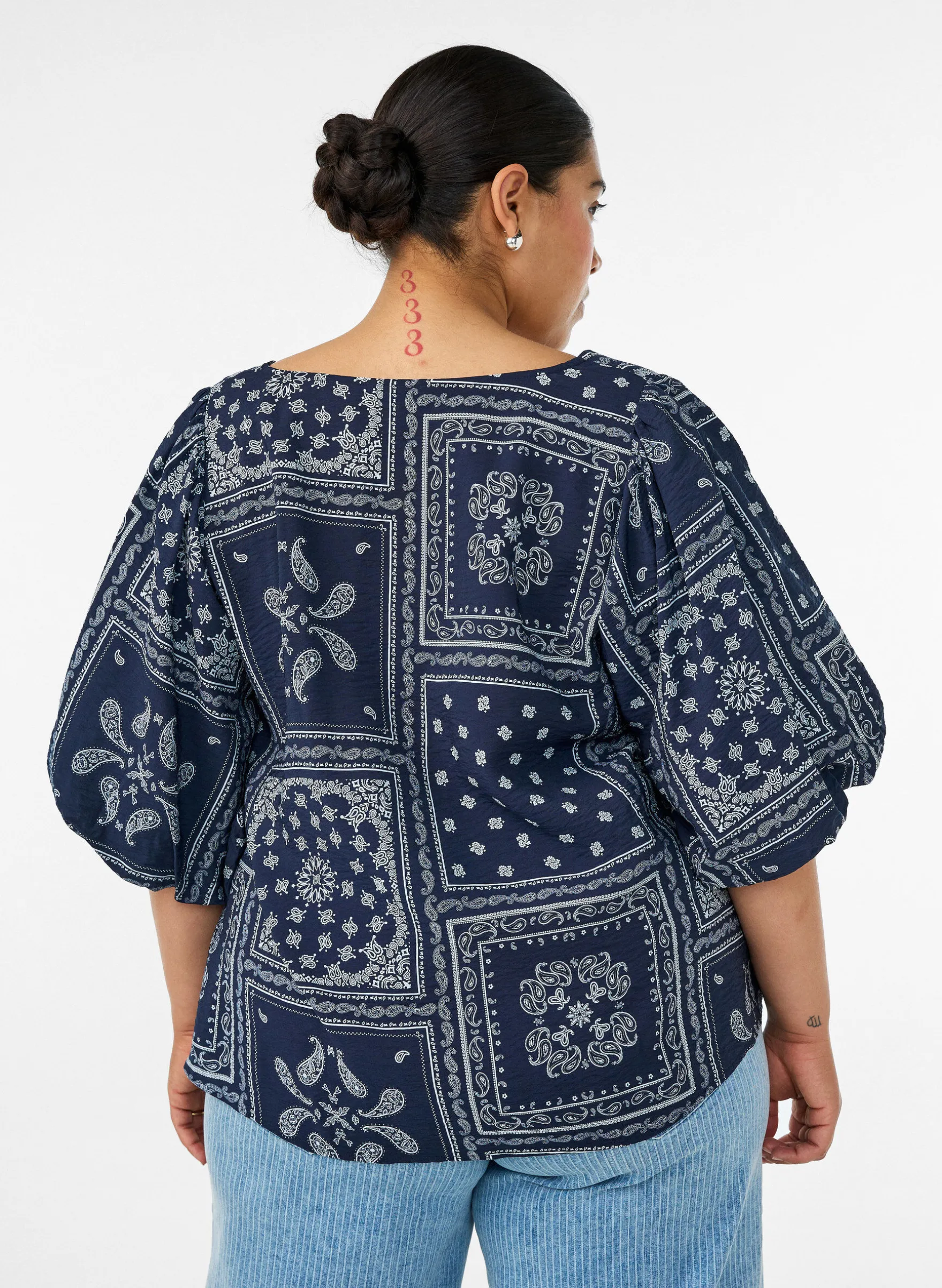 Bluse aus Viskose mit Paisleymuster und Ballonärmeln