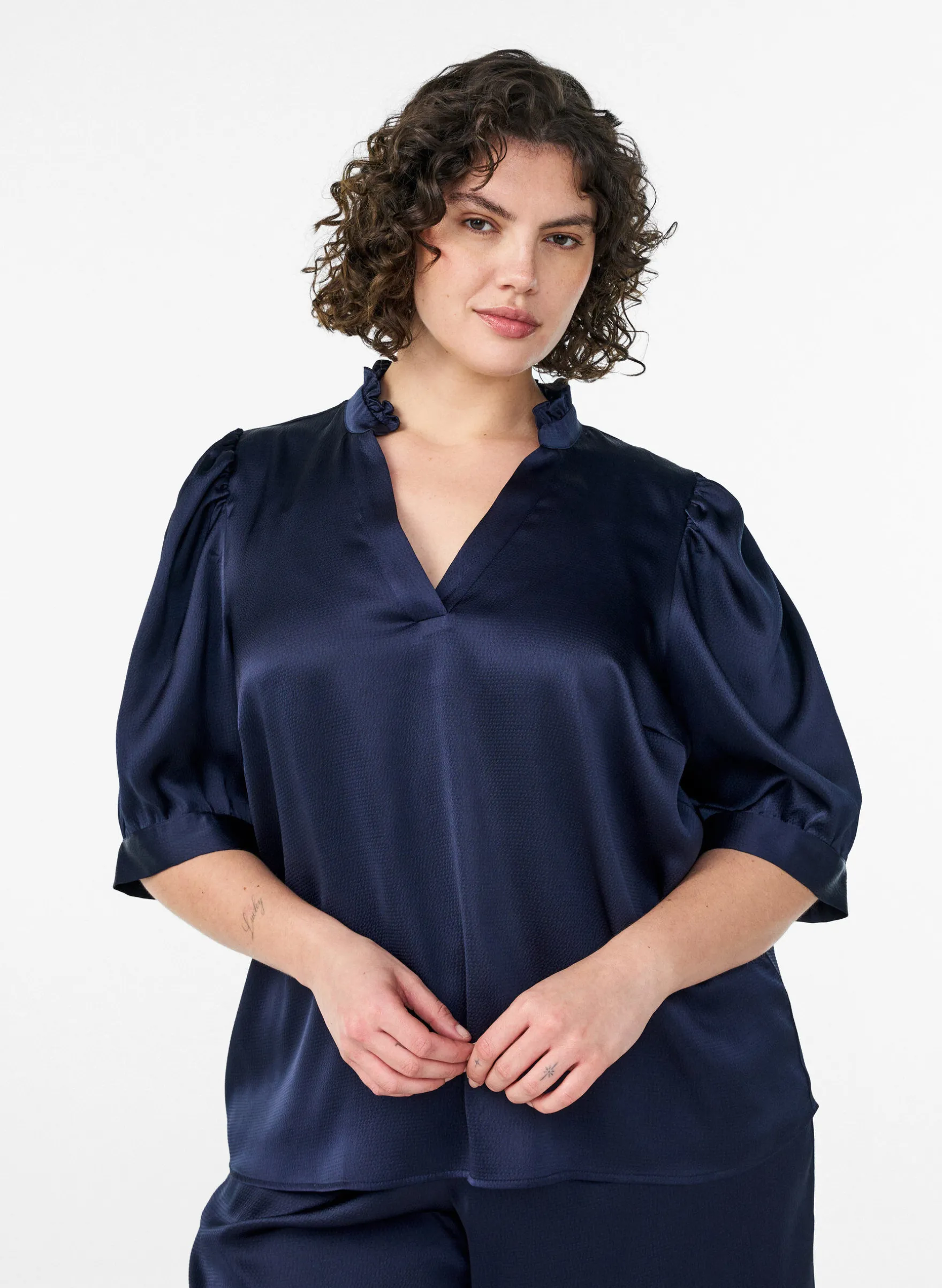 Bluse in Satin-Optik mit 1/2-Ärmeln und Rüschenkragen