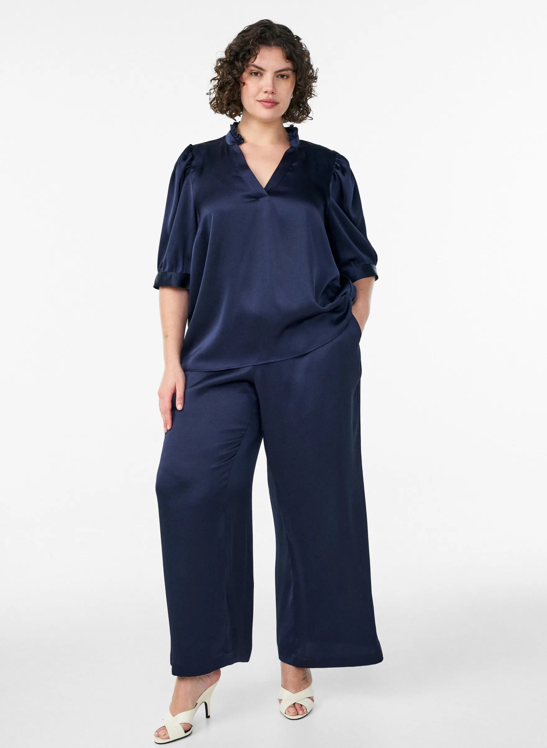 Bluse in Satin-Optik mit 1/2-Ärmeln und Rüschenkragen