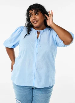Bluse mit Bindeband und gepunkteter Textur
