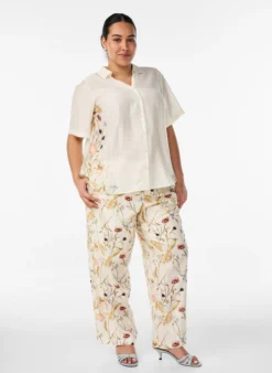 Bluse mit ellbogenlangen Ärmeln und geblümten Details