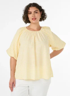 Bluse mit kleinem Karo, elastischem Ausschnitt und halblangen Ärmeln
