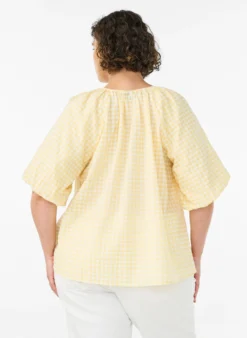 Bluse mit kleinem Karo, elastischem Ausschnitt und halblangen Ärmeln