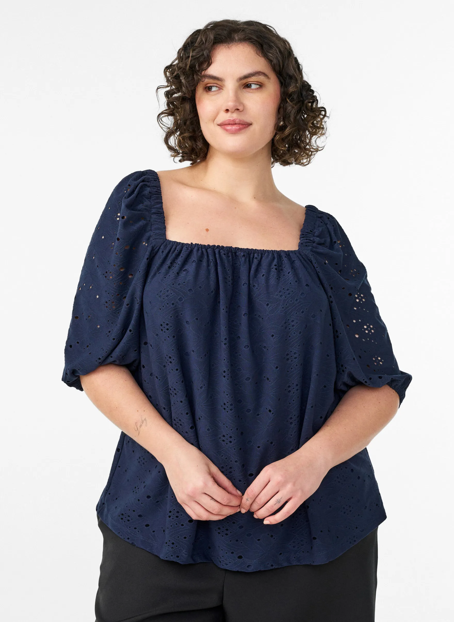 Bluse mit kurzen Puffärmeln und Lochmuster