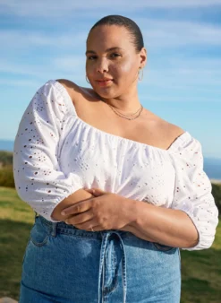 Bluse mit kurzen Puffärmeln und Lochmuster