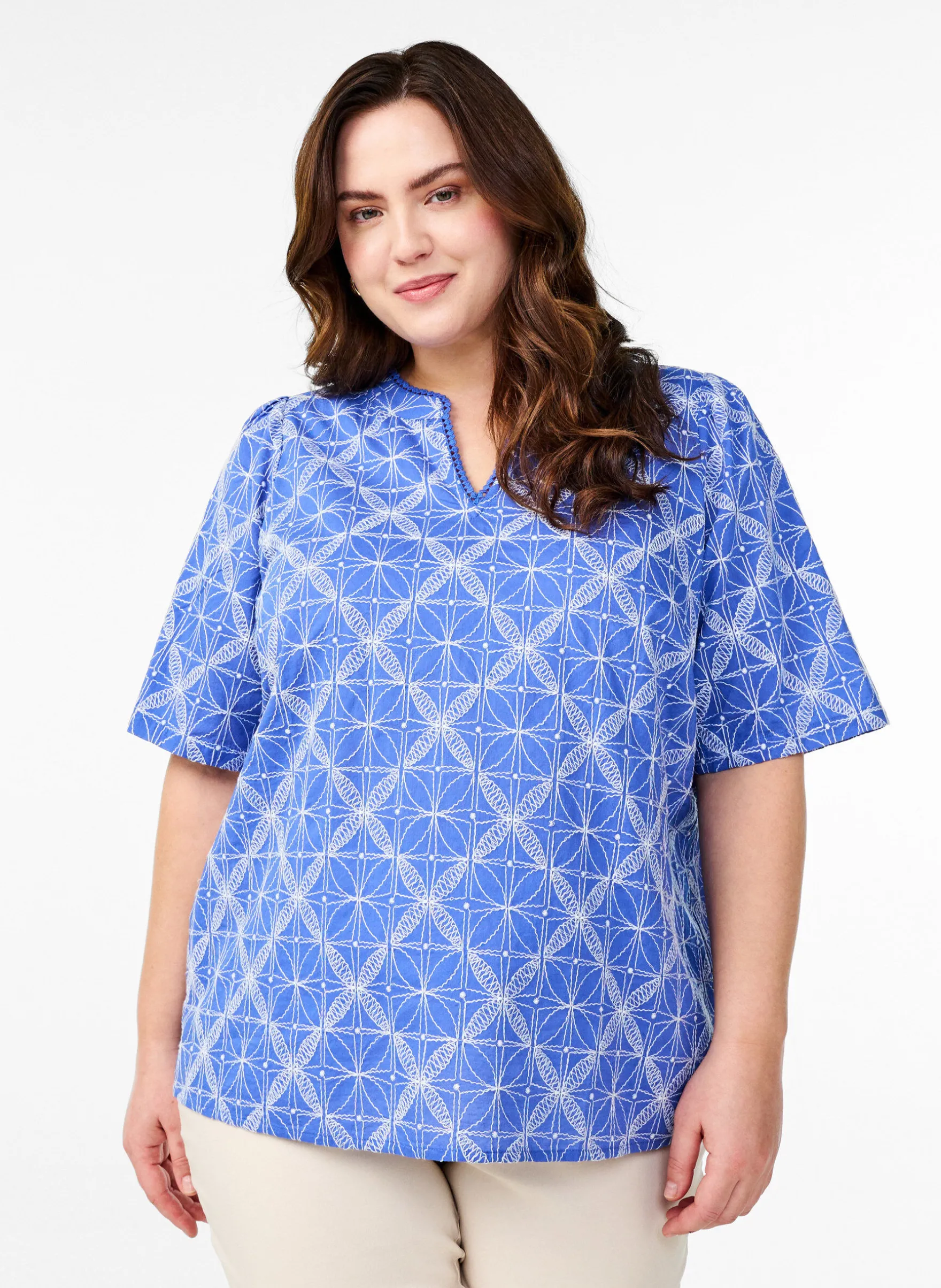 Bluse mit kurzen Ärmeln und aufgesticktem Muster
