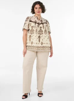 Bluse mit Muster und Häkelborte