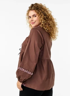 Bluse mit offener Vorderseite und aufwendigen Stickereien