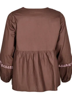 Bluse mit offener Vorderseite und aufwendigen Stickereien